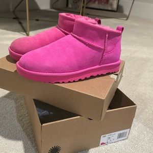 Ugg’s classic ultra mini - never worn